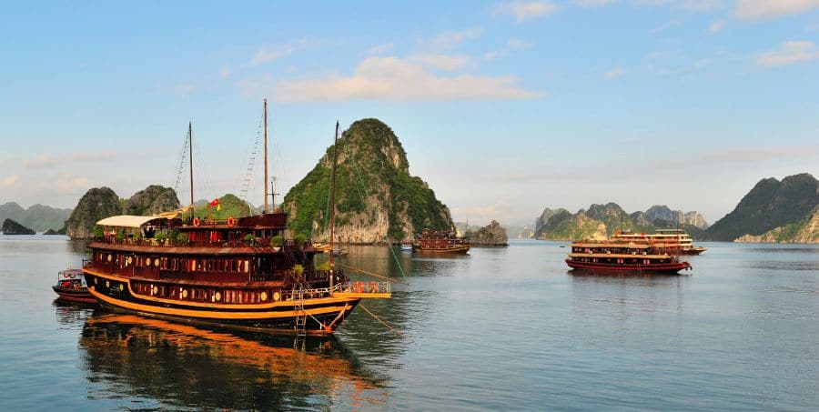 visit-ha-long-bay-vietnam-holiday.jpg