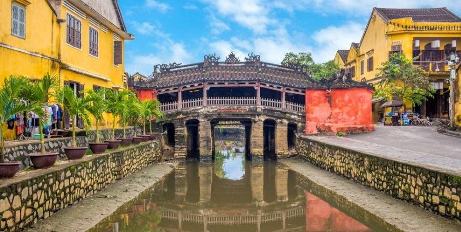 visit-japanese-covered-bridg-in-hoi-an-vietnam.jpg