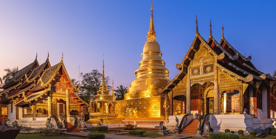 Stupa at Wat Phra Singh in Chiang Mai.jpg