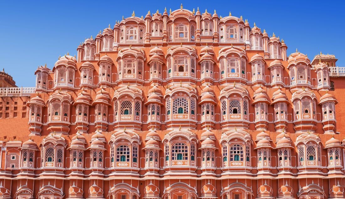  Discover the stunning Hawa Mahal in Jaipur.
