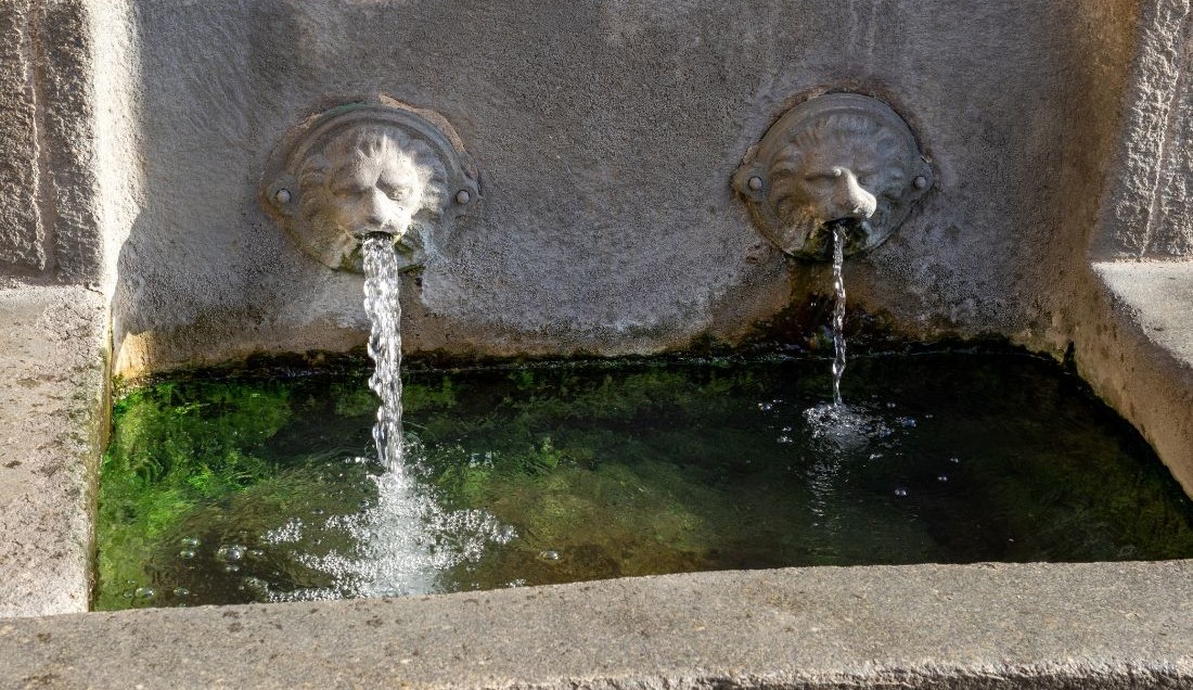 Discover the lion-head fountains of Caldas de Reis.