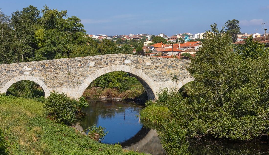 Discover the old stone bridge in Palas de Rei.